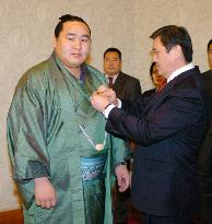 Asashoryu receives honor in Mongolia