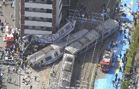 Train derails and overturns in Hyogo Pref.