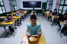 Students at Chinese private school read Mao Zedong's quotations