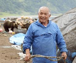 Man chases off brown bears on Shiretoko Peninsula
