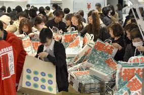 Shoppers hunt for lucky bags as dept. stores begin New Year sales