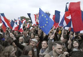 Pro-EU Macron beats far-right Le Pen in French presidential election