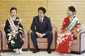 Beauty queens visit Japan PM