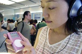 Apple's iPod mini hits stores in Japan