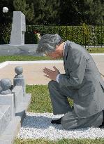 Koizumi prays for Japanese POWs in Tashkent