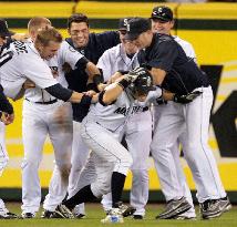 Ichiro hits game-winning single