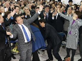 Ginowan mayor, backed by Abe gov't, re-elected