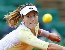 Muguruza reaches French Open semifinals