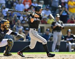 Ichiro's pro hit total surpasses Pete Rose's