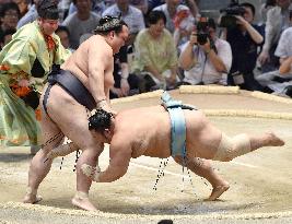 Yokozuna hopeful Kisenosato labors to 7th win in Nagoya