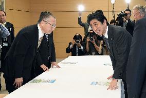 PM Abe meets with labor union chief