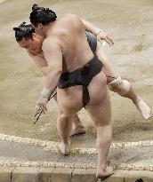 Sumo: Hakuho shocker leaves Kisenosato alone at the top