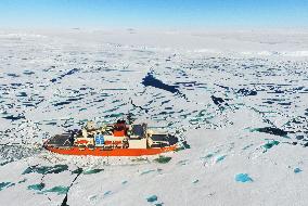 Icebreaker Shirase involved in study on global warming