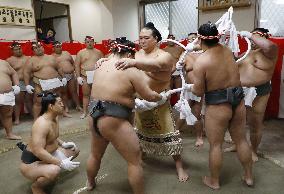 New yokozuna Kisenosato has his new rope tied