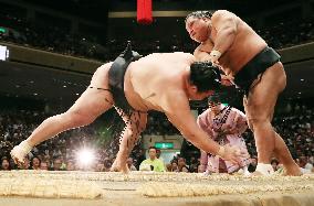 Sumo: Goeido still 2 wins clear despite shock defeat at Autumn meet