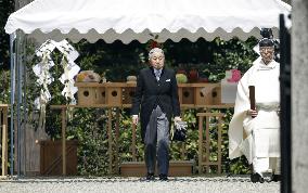 Japan emperor visits imperial mausoleum