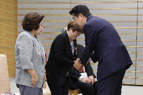 PM Abe apologizes to kin of former leprosy patients