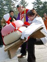 Competition of lifting heavy rice cake held in Kyoto