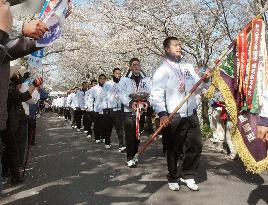 Tokoha Kikugawa parades after 1st high school baseball title