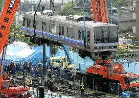 (1)Investigators check derailed cars