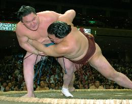 Hakuho gets 4th win, remained tied for lead at summer sumo