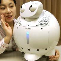 (1)Toshiba unveils 2 new advanced robots
