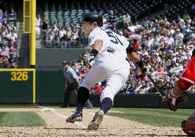 Mariners' Ichiro 3-for-5 with 3 stolen bases against Angels