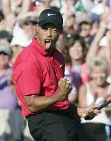Woods advances to playoff after dramatic birdie