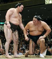 Hakuho extends winning streak to 55 bouts