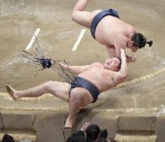 Yokozuna Kakuryu suffers 1st loss at summer sumo tourney