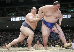 Hakuho, Kisenosato remain in lead, Kakuryu loses 2nd in summer basho