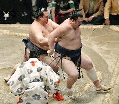 Sumo: Hakuho, Kisenosato still undefeated after 11 days