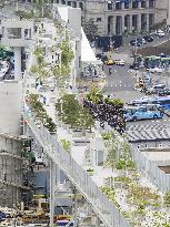 Seoul turns decrepit elevated highway into promenade