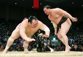 Sumo: Hakuho retains lead in Fukuoka