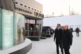 Putin at war memorial in Kirovsk