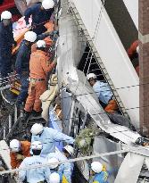 (10)Train derails, slams into apartment building in Hyogo Pref.
