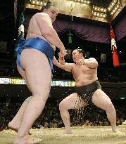 Hakuho sends Baruto packing to close in on summer sumo title