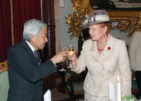 Emperor Akihito toasts with Latvian President Vike-Freiberga