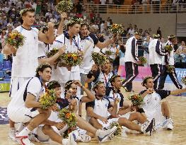 (2)Argentina wins gold in men's basketball