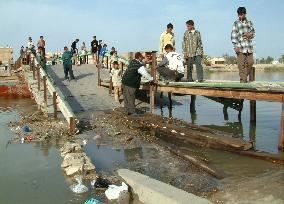 Pontoon bridge in Samawah collapses due to high river