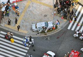 4 injured as taxi mounts sidewalk in central Tokyo