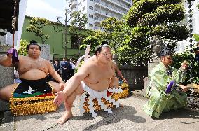 Sumo: Kisenosato performs ring-entering ritual
