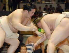 Joint sumo practice held before start of May tourney