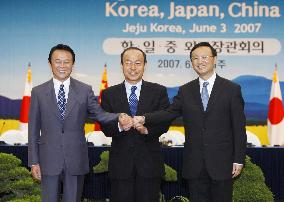 Japan, China, S. Korea begin talks on N. Korea