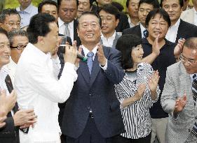 Ozawa considers whether to run in DPJ presidential election