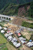 (4)Typhoon leaves 12 dead, 13 missing
