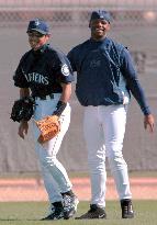 Ichiro joins Griffey in the outfield
