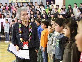 Maestro Ozawa gives singing lesson to children