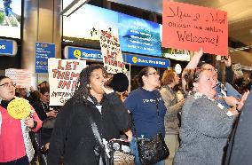 Over 350 affected by Trump's order to halt entry to U.S.