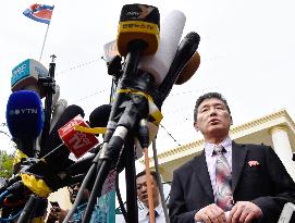 N. Korean official meets with reporters